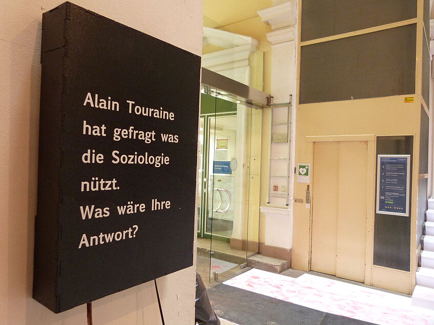 Bild: Eingangsbereich des Instituts mit einer Kunstinstallation im Rahmen der Woche der soziologischen Nachwuchsforschung 2012