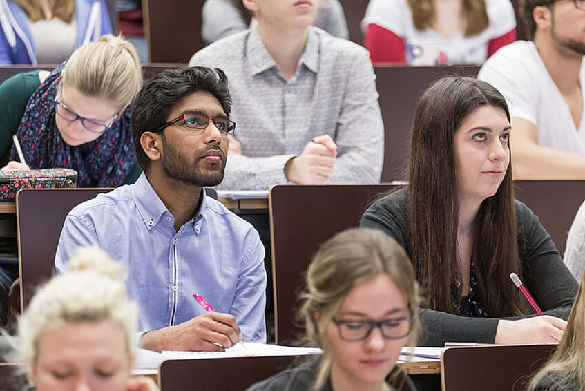 Bild von Studierenden während einer Lehrveranstaltung in Hörsaal C1, Campus Uni Wien
